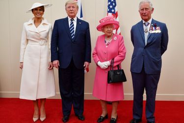 Melania et Donald Trump posent avec Elizabeth II et le prince Charles de Galles.