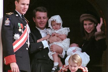 Charlotte Casiraghi avec la famille princière, dans les bras de son père, le 19 novembre 1987