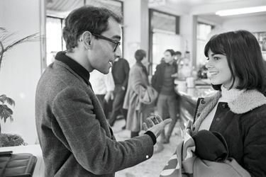 Avec le réalisateur,  en novembre 1965, pendant le tournage dans un café de Vincennes. 