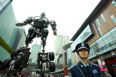 Un robot de 9 mètres a défilé en 2011 dans les rues de Shenyang (province de Liaoning) pour honorer le général Guan Yu.