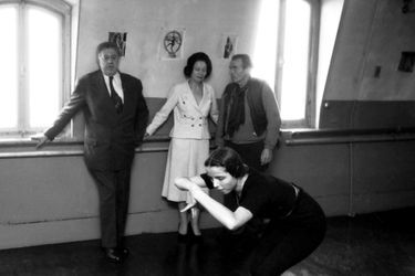Meudon, 1958 : Michel Simon, Arletty et Louis-Ferdinand Céline regardant un cours de danse dans le studio de l'épouse de l'écrivain.