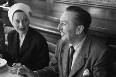Festival de Cannes, 1953 : Arletty en compagnie de Walt Disney, son idole.
