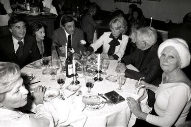 Paris, 1976 : Jean-Claude Brialy, Suzanne Flon, Lino Ventura, Danielle Darrieux, Jean Gabin et Arletty avec sa fameuse toque blanche.