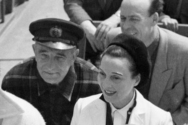 Festival de Cannes, 1953 : Arletty assise à côte de l'acteur Charles Vanel à bord d'un bateau.