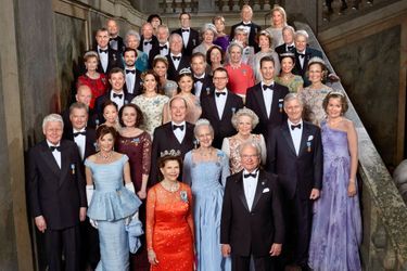 Le roi Carl XVI Gustaf de Suède et ses invités pour le dîner de gala de ses 70 ans à Stockholm, le 30 avril 2016