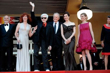 De g. à dr.: Jean-Louis Livi, Sabine Azéma, Alain Resnais, André dussolier, Emmanuelle Devos et Anne Consigny sur le tapis rouge du 62e Festival de Cannes pour "Les herbes folles".