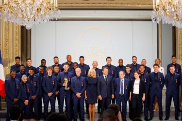 Photo de groupe à l'Elysée avec la Coupe du monde et le couple présidentiel. 