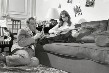 1952 : Brigitte Bardot, partenaire de Bourvil dans le film “Le Trou Normand“, lui joue de la guitare.