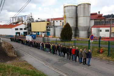 Mercredi 19 février 2014, à midi, les salariés volontaires pour une reprise, devant leur usine, premier employeur de Docelles.
