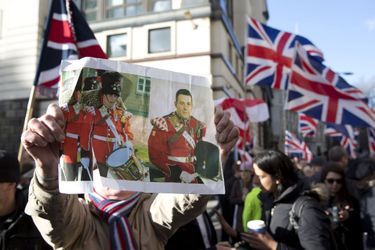 Mercredi, un manifestant brandissait une photographie de Lee Rigby devant le tribunal londonien d'Old Bailey.