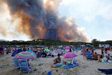 Des vacanciers sur la plage, non loin de la forêt en feu de Bormes-les-Mimosas