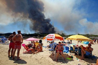 Des vacanciers sur la plage, non loin de la forêt en feu de Bormes-les-Mimosas