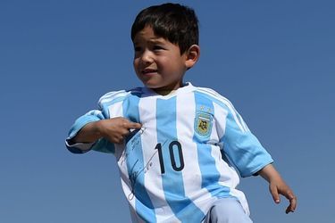 Murtaza Ahmadi, posant fièrement avec son "vrai" maillot dédicacé par Lionel Messi.