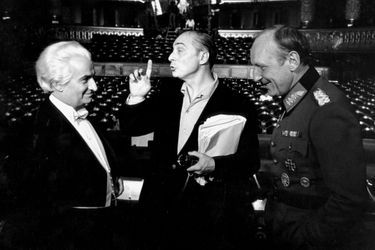 Paris, 1966 : Louis de Funès, Gérard Oury et Bourvil lors du tournage de &quot;La Grande Vadrouille&quot;.