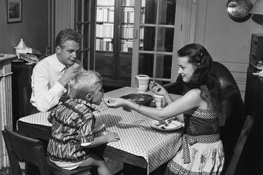 Paris, juillet 1953 : Jeanne Moreau en famille avec son premier mari Jean-Louis Richard et leur fils Jérôme, 3 ans, dans l&#039;appartement de ses beaux-parents, sur la Butte-Montmartre. 