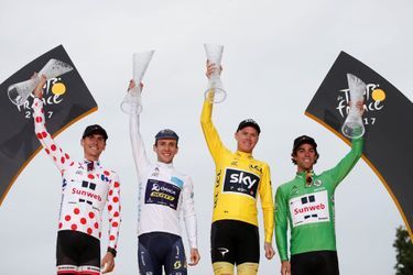 Les maillots distinctifs du Tour de France : Warren Barguil, meilleur grimpeur, Simon Yates meilleur jeune, Christopher Froome, meilleur coureur au temps et Michael Matthews meilleur coureur aux points.