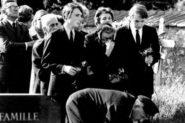 Normandie, Montainville, 25 septembre 1970 : l&#039;épouse et les deux fils de Bourvil, lors de ses obsèques dans le cimetière communal.