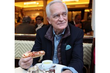 Philippe Labro devant une tartine à la fraise, chez Carette, à Paris.