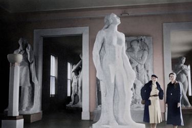 En 1934, Rose Valland (à droite) fait visiter l’exposition du sculpteur argentin  José Fioravanti, au Jeu de Paume (photo colorisée). Pendant l’Occupation, le musée servira de lieu  de transit pour les œuvres d’art destinées aux dignitaires du IIIe Reich.