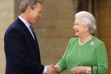 La reine Elizabeth II avec le président des Etats-Unis George W. Bush à Buckingham Palace, le 2 novembre 2003