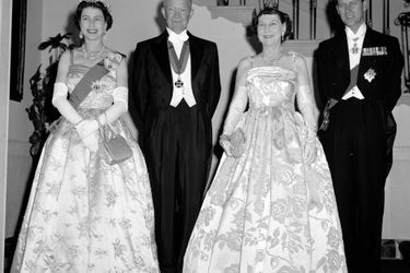 La reine Elizabeth II avec le président des Etats-Unis Dwight D. Eisenhower à Washington, le 17 octobre 1957
