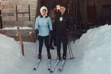 Suisse, Crans-sur-Sierre, 1967 : la chanteuse Sheila et Bourvil font du ski.