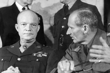 Dwight David Eisenhower et Bernard Montgomery à Londres en 1944.