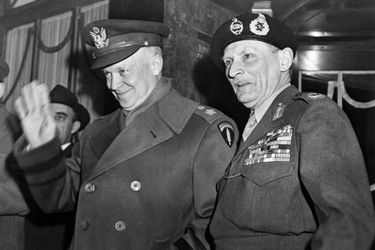 Dwight Eisenhower pose au côté de Bernard Montgomery, en 1951 à Paris.