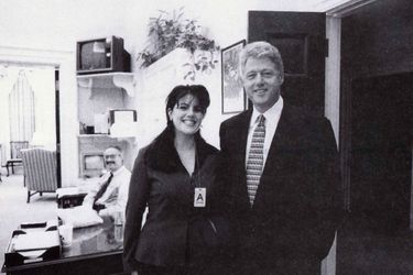 Monica Lewinsky et Bill Clinton le 17 novembre 1995 à la Maison-Blanche. Le cliché faisait partie du dossier compilé par le procureur Kenneth Starr.