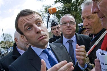 Emmanuel Macron face à des salariés, devant l&#039;Ehpad de Champeix, dans le Puy-de-Dôme, lundi.