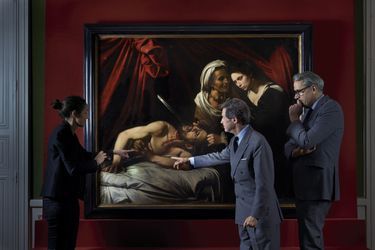 Devant l’huile sur toile  de 144 x 173,5 cm, les experts  du cabinet Turquin,  Julie Ducher (à g.), Eric Turquin  (au centre) et Stéphane Pinta.