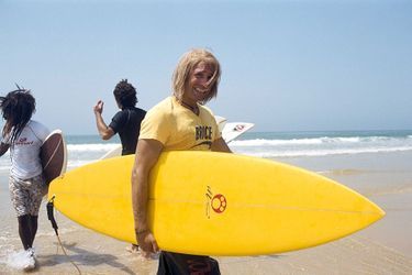 La planche de surf de Brice d Nice a été vendue 12.000 euros.