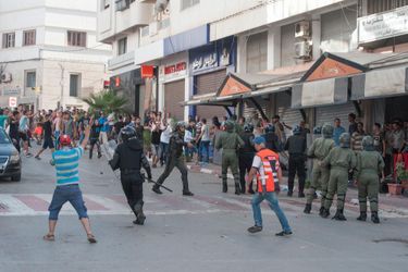 Illustration des heurts entre manifestants et forces de l'ordre au Maroc, à Al-Hoceïma.