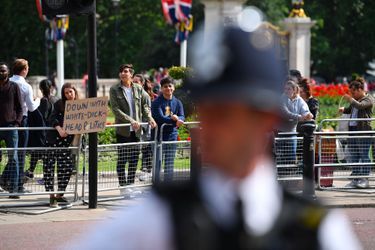 «A bas les politiques de connards blancs», proclame la pancarte tenue par une manifestante à l'extérieur de Buckingham Palace.