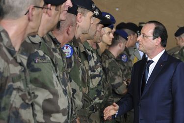 François Hollande et des soldats français de l&#039;opération Sangaris lors de sa visite à Bangui fin février.