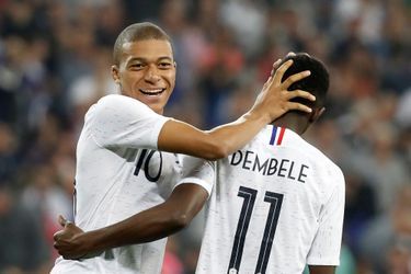 Kylian Mbappé félicite Ousmane Dembelé auteur du troisième but français.