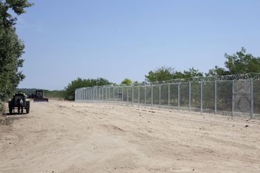 La barrière construite près de Morahalom, en Hongrie