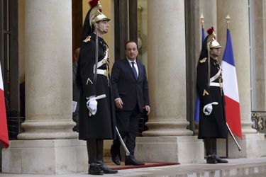 François Hollande sur le perron de l&#039;Elysée, le 9 janvier, quelques heures avant les révélations sur sa liaison avec l&#039;actrice Julie Gayet.