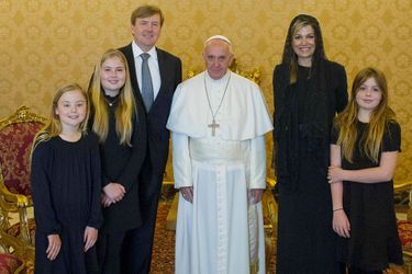 La reine Maxima, le roi Willem-Alexander des Pays-Bas et leurs trois filles avec le pape François au Vatican, le 25 avril 2016