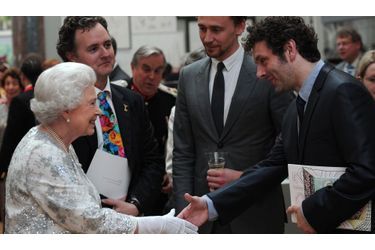 La reine d’Angleterre a visité mercredi la Royal Academy of Art de Londres. La souveraine a décerné une série de "Diamond Jubilee Awards" aux personnalités ayant contribué au rayonnement de la culture du royaume. Les chanteurs Paul McCartney, Bono, les créatrices Vivienne Westwood, Sarah Burton ou encore les mannequins Agyness Deyn et Lily Cole ont assisté à la soirée de prestige.