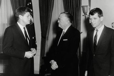 J. Edgar Hoover, au centre, entre les deux frères Kennedy, a organisé au sein du FBI un vaste réseau de contre-espionnage. 