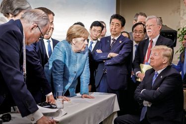 A La Malbaie, le 9 juin, cette photo exprime parfaitement l’ambiance au sommet du « G6 contre 1 ». De g. à dr. : Theresa May, Emmanuel Macron, Angela Merkel, Shinzo Abe, John Bolton, conseiller à la Sécurité nationale de Donald Trump.