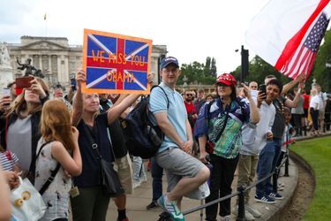 «Tu nous manques Obama», indique la pancarte de cette manifestante anti-Trump près de Buckingham Palace à Londres, lundi.