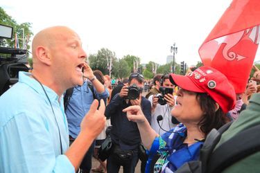 Un manifestant anti-Trump face à une femme qui soutient le milliardaire, casquette «Make America great again» sur la tête, à Londres, lundi.