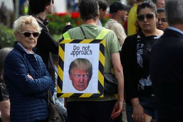 Un manifestant anti-Trump près de Buckingham Palace, lundi à Londres.