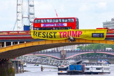 Une bannière déployée sur le Vauxhall Bridge par Amnesty International, lundi à Londres.