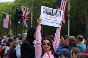 Une manifestante anti-Trump tient une pancarte comparant le président américain à des figures pro-Brexit dont Nigel Farage, Steve Bannon et Boris Johnson.