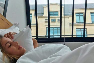 Iris Mittenaere profite de son séjour à Paris pour se reposer