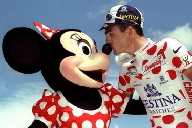 Richard Virenque salue Minnie, le 27 juillet 1997 lors de la dernière étape qui s'élance de Disneyland Paris. 