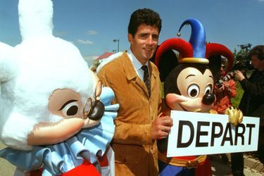 En mai 1997, l'ex-maillot jaune Miguel Indurain posait dans le parc d'attraction, en vue du contre-la-montre de 63 kilomètres prévu à Disneyland Paris le 26 juillet. 